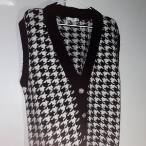 Stickad vest - Super stilig men samtidigt chill väst med jättefina knappar. XS men passar även M