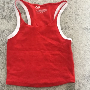 Rödt , linne, magtröja  - Jag har klippt den så den ska bli lägre i halsen så det är därför sömnen ser konstig ut.