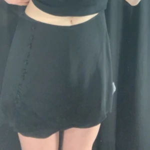 Svart minikjol zara - En superfin minikjol från zara, storlek s  Fick i present men aldrig andvänd, skriv om mer bilder eller frågor! Nypris: 399, jag säljer 199 Om man vill att den ska sitta Low kan xs ha den. 