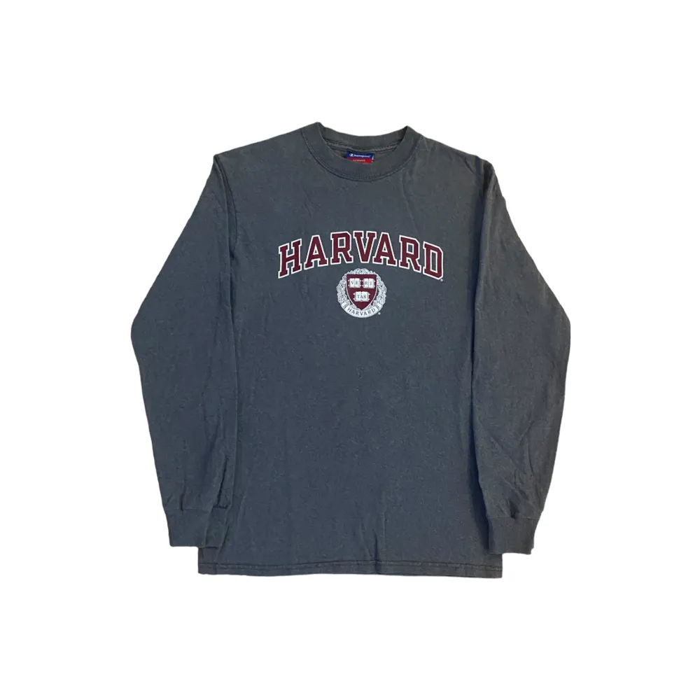 Champion Harvard Vintage Long Sleeve T-shirt 🤍  Pris: •200kr  Stl: S  Bredd 41cm Längd 62cm  Kontakta mig för mer info 🤩. Hoodies.