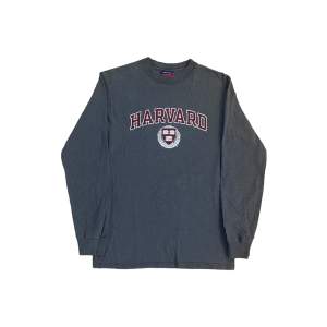 Champion Harvard Vintage Long Sleeve T-shirt 🤍  Pris: •200kr  Stl: S  Bredd 41cm Längd 62cm  Kontakta mig för mer info 🤩