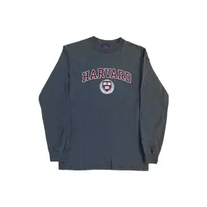 Champion Harvard Vintage Long Sleeve T-shirt 🤍  Pris: •200kr  Stl: S  Bredd 41cm Längd 62cm  Kontakta mig för mer info 🤩