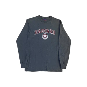 Champion Harvard Vintage Long Sleeve T-shirt 🤍 - Champion Harvard Vintage Long Sleeve T-shirt 🤍  Pris: •200kr  Stl: S  Bredd 41cm Längd 62cm  Kontakta mig för mer info 🤩