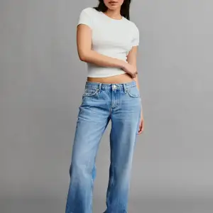 Ett par trendiga low waist jeans från Gina Tricot i storlek 40! Lite slitningar längst ner vid benet. Säljes för 450 plus frakt!