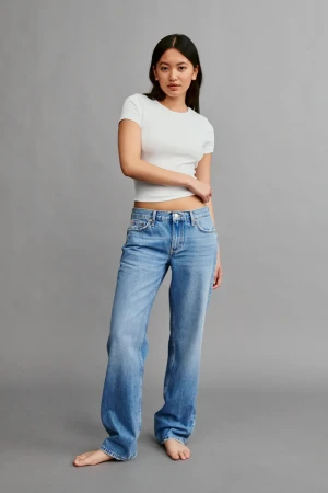 Gina Tricot low straight jeans - Ett par trendiga low waist jeans från Gina Tricot i storlek 40! Lite slitningar längst ner vid benet. Säljes för 450 plus frakt!