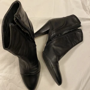 Svarta klackskor - Svarta klackskor med lågt skaft. Mycket bra skick, köpt på second hand. Skicka pm för fler frågor ❣️🔆