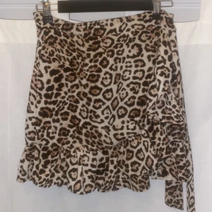 Kjol  - Leopardkjol från forever 21. Köptes för några år sedan men är i väldigt bra skick. Det är snören på sidan så att man kan knyta åt den som en rosett exempelvis 
