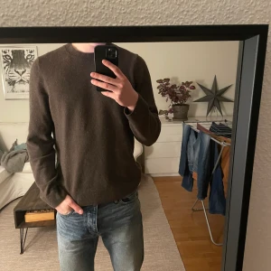 Kashmirtröja från arket  - Säljer min Kashmirtröja från arket som inte kommer till användning längre, den är använd normalt i ett halvår så inte jättemycket alltså.  Storlek M med bra passform  Köpt för 1800kr på arket 