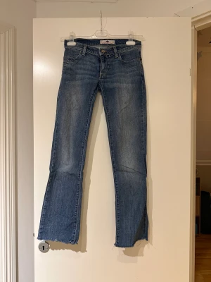 Low jeans, fornarina  - Fornarina jeans, låga.  Lite utsvängda längst ner, skinny upptill. 