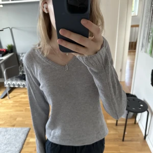 Stickad tröja - Fin stickad grå tröja från vila perfekt under våren när det fortfarande är lite kallt!