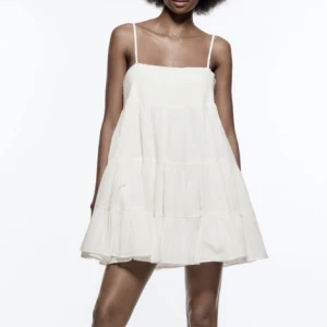 Vit zara klänning  - Passar perfekt till studenten eller bara sommaren! 