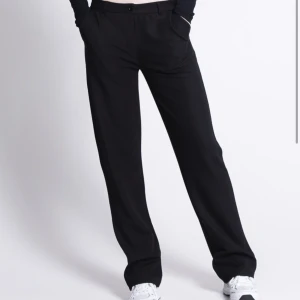 Kostymbyxor  - Ett par svarta skitnsygga kostymbyxor i nyskick. Använt 1 gång. Säljer för dom är lite stora på mig. Storlek M men passar även S. Nypris 200💕