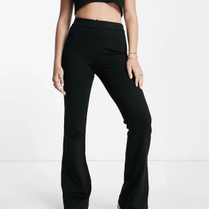 Vero Moda Byxor - Stretchiga mjukisbyxor från Vero Moda i gott skick. Storlek M.