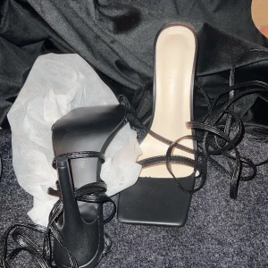 Klackar  - Klackar med knytband helt oanvända!