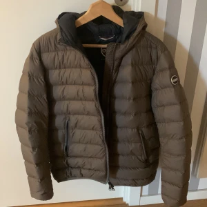 Colmar jacka - Säljer nu en skitsnygg colmar dunjacka då den är för liten för mig. Den är i storlek 48 vilket motsvarar M men är lite mindre skulle säga att den snarare är Small. Den tjockare varianten. Skriv för fler bilder, 9/10 skick