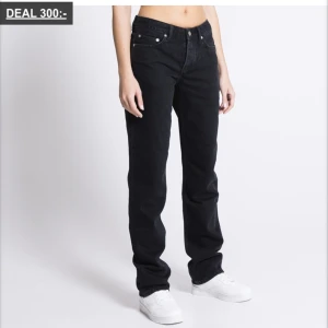 Helt nya jeans - Köpte för några dagar swn och har inte kvittot kvar, de är från lager o är i stl S.  Ny pris 400kr men säljer den för 250 plus frakt , har även i ljus blå men de är i stl xs