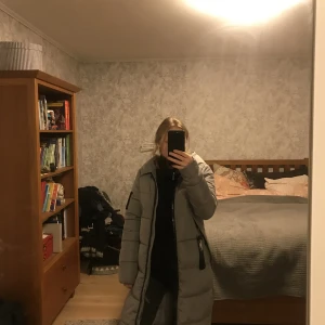 Fin kappa  - Säljer nu denna kappa i storlek M, men väldigt liten i storleken. Kan gå ner i pris vid snabb affär. 