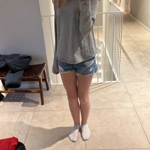 Jeans shorts - Säljer dessa shorts från stradivarius då dem är lite små. Passar perfekt till sommaren. Skriv till mig om du har frågor. Frakten betalar du själv!💞Säljer även tröjan i en annan annons!