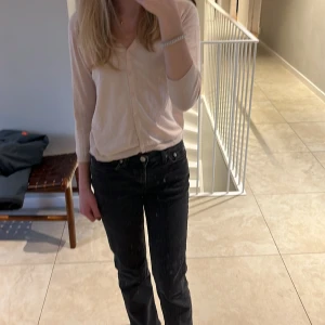 Jeans från Weekday - Säljer dessa jätte snygga jeans från weekday i formen Twig eftersom att dem är lite för små.💞 Skriv till mig om du har några frågor! Frakten betalar du själv. Priset kan diskuteras!