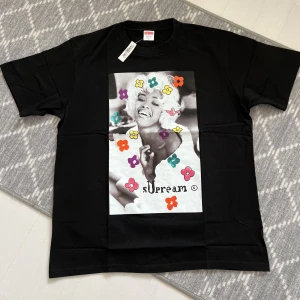 Supreme Tee - Storlek XL