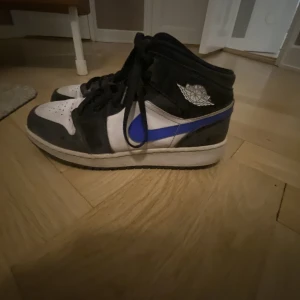 Jordan 1 och creaskydd  - Säljer mina väl använda äkta Jordan  retro racer blue 1 mid. Crease skydd ingår i köpet oxh frakten kostar, budgivning ifall många blir intresserade. Org pris var 1700 säljes för 400 + frakt
