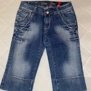 Vintage lågmidjade jeans shorts med fina broderingar på bakfickan. Använts några gånger. 