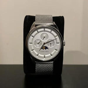 Filippo Loreti klocka - Nyskick på Filippo Loreti venice moonphase silver mesh klocka. Justerbar mesh arband, one size fits all. Orginal pris: 2,747 kr. 