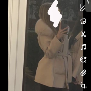 Päls kappa - Hej säljer två av dessa kappor eftersom jag tröttnat på den och inte kommer alls till användning. Använt kappan ksk 10 gånger max, den anndra är oanvänd helt. Hör av er om nie intresserade🫶🏽