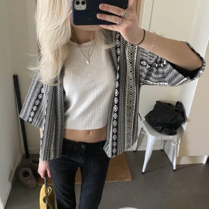 Kofta - Såå fin kofta/ tunn jacka med lite kortare ärmar🥰