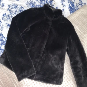 Fake pälsjacka - Jackan är använd fåtal gånger så den är som ny. Det är fake päls, från Only stl xs