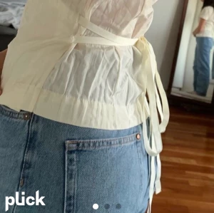 Vit omlott topp - Jättefin vaniljvisp tröja. Den har dubbelsnören som kan knytas fram och bak. Super fin på sommaren 🌼