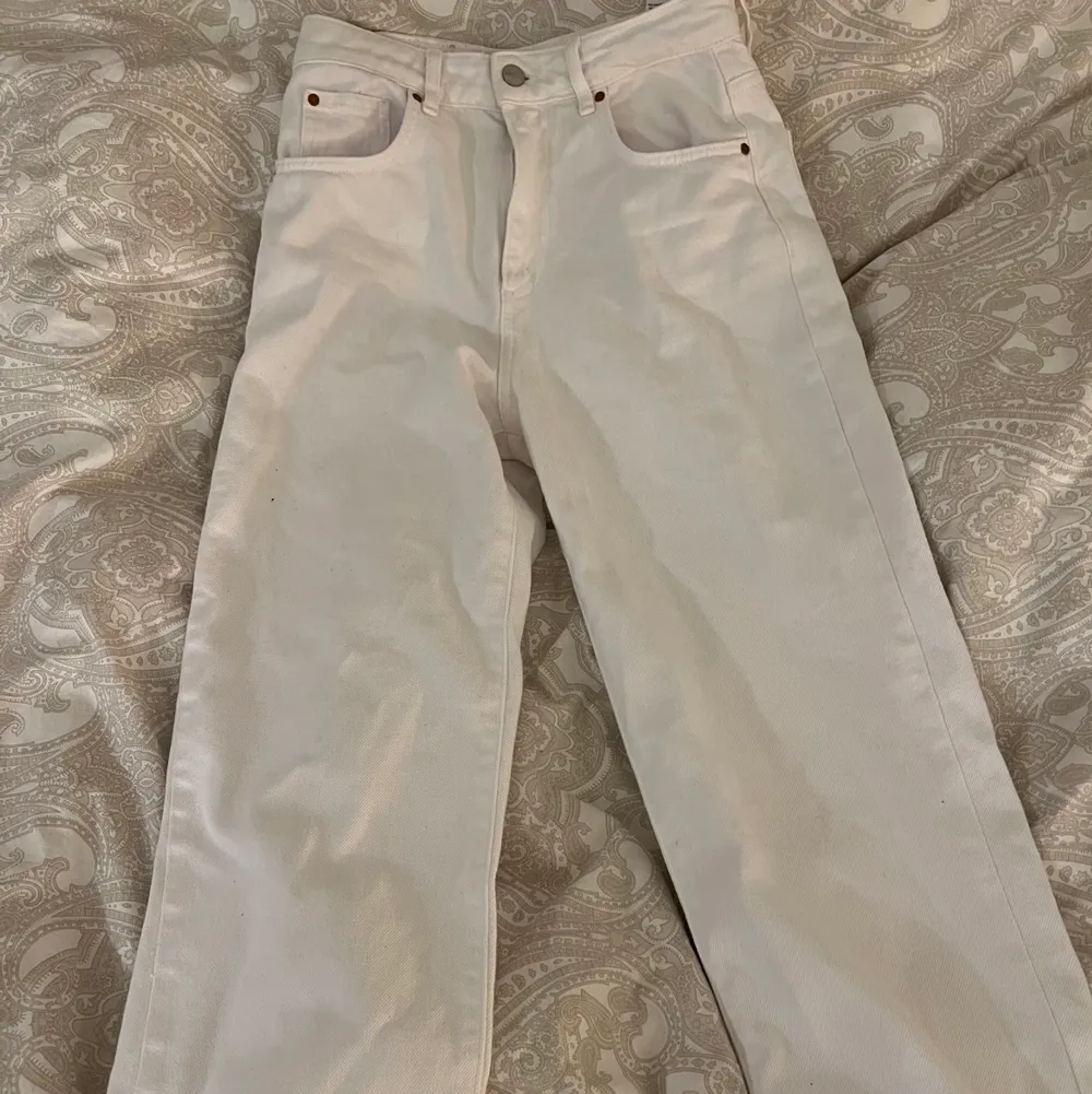 Säljer mina vita raka jeans från bikbok i strl 27 length 32 då de tyvärr aldrig kommit till användning,alltså är byxorna i helt nyskick🫶🏻 jag bär o36 på jeans o de sitter bra på mig! nypriset var 599. Jeans & Byxor.