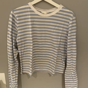 Randig långärmad T-shirt  - Blå/vit randig långärmad T-shirt 😍 Det är inte min storlek egentligen men den är väldigt liten i storleken. 