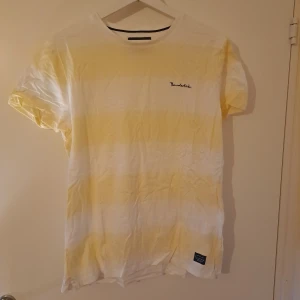 Bondelid T-shirt  - Gul randig T-shirt från Bondelid, knappt använd. Stl M