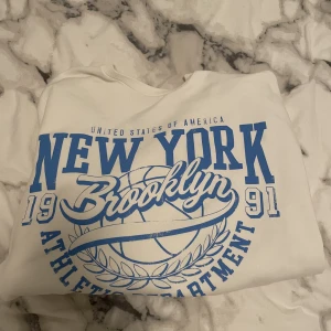 Sweatshirt - Sweatshirt från Gina tricot i fint skick. Storlek M