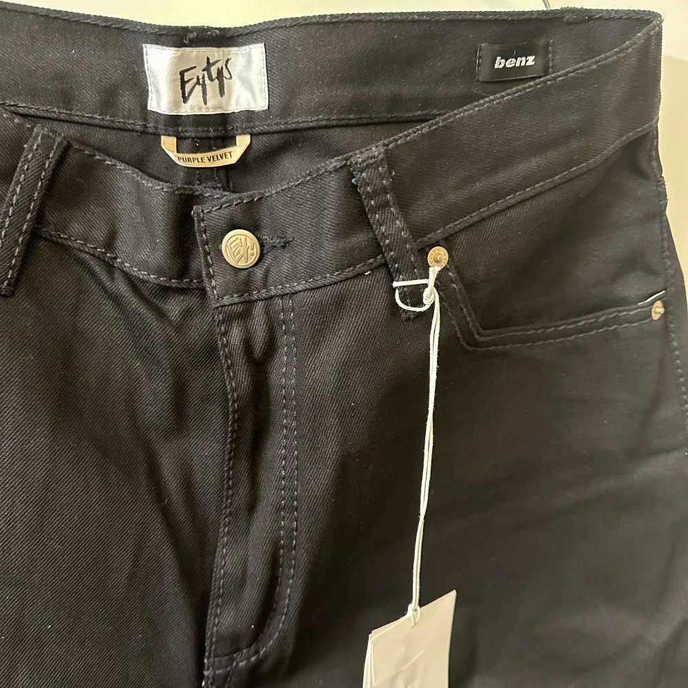 Säljer ett par svarta Eytys benz jeans i storleken 32/34 som är helt oanvända cond 10/10. Pm ifall det önskas fler bilder eller har några frågor.. Jeans & Byxor.