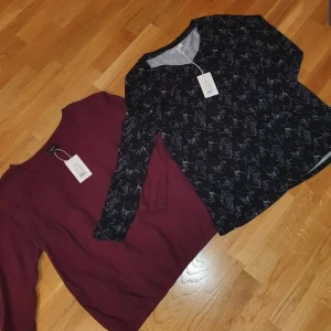 Blusar - Två super fina blusar, kan köpas tillsammans eller separat. Den röda är storlek xxl och den svarta är storlek xl. 350kr för båda eller 170kr/st