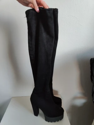 Thigh high boots  - Mocka imitation, aldrig använda.