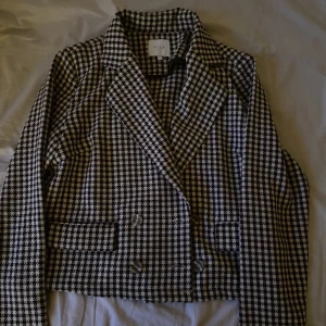 Blazer - Kavaj/blazer från Vila, mönstret är vitt och mörkbrunt💘