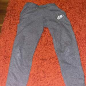 Nike gråa byxor för både pojkar och flickor. Jätte bra skick och säljer då de är för små.