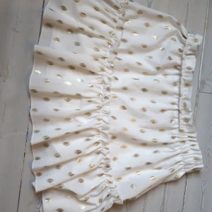 Kjol - Supersöt kjol till sommaren! Bara använd några gånger. Storlek L men funkar till M/S också! 