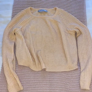 Stickad tröja i korallfärg - En supersöt långärmad stickad tröja i korallfärg. Supervarm och skön. Knappt använd. Storlek XS. Köpt på New Yorker. Pris kan diskuteras!