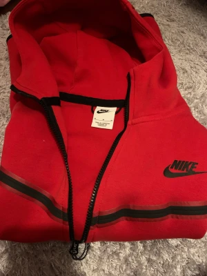 Nike tech tröjan  - Röd Nike tech Oanvänd Storlek M (Vuxenstorlek)