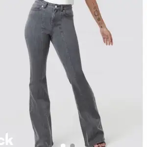 Säljer mina grå jeans i fint skick, midwaist, uppsprättade där nere så långa på mig som är 175 men går självklart lätt att sy upp igen eller klippa av❤️