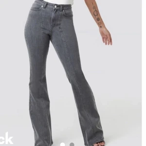 Gråa jeans - Säljer mina grå jeans i fint skick, midwaist, uppsprättade där nere så långa på mig som är 175 men går självklart lätt att sy upp igen eller klippa av❤️