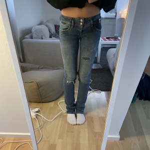 Lågmidjade jeans - Säljer mina supersnygga jeans köpta från Zalando med låg midja! Har inte använts mycket då de var en aning för små för mig, så de är i mycket bra skick! 