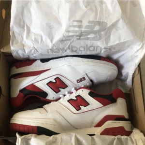 New balance 550 - Tjena säljer nu mina new balance 550s som är använda runt 5 gånger. Pris kan diskuteras vid snabb affär.