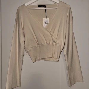 Helt Ny stickad tröja Bik Bok. Nypris 399:- - Croppad stickad tröja från Bik Bok.  Helt Ny! Aldrig använd! Nypris 399:-
