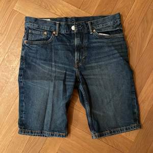 mörkblåa jorts/ långa shorts till sommarn:) 
