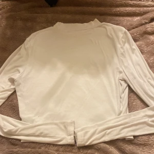Vit tröja  - tajt tröja i storlek S